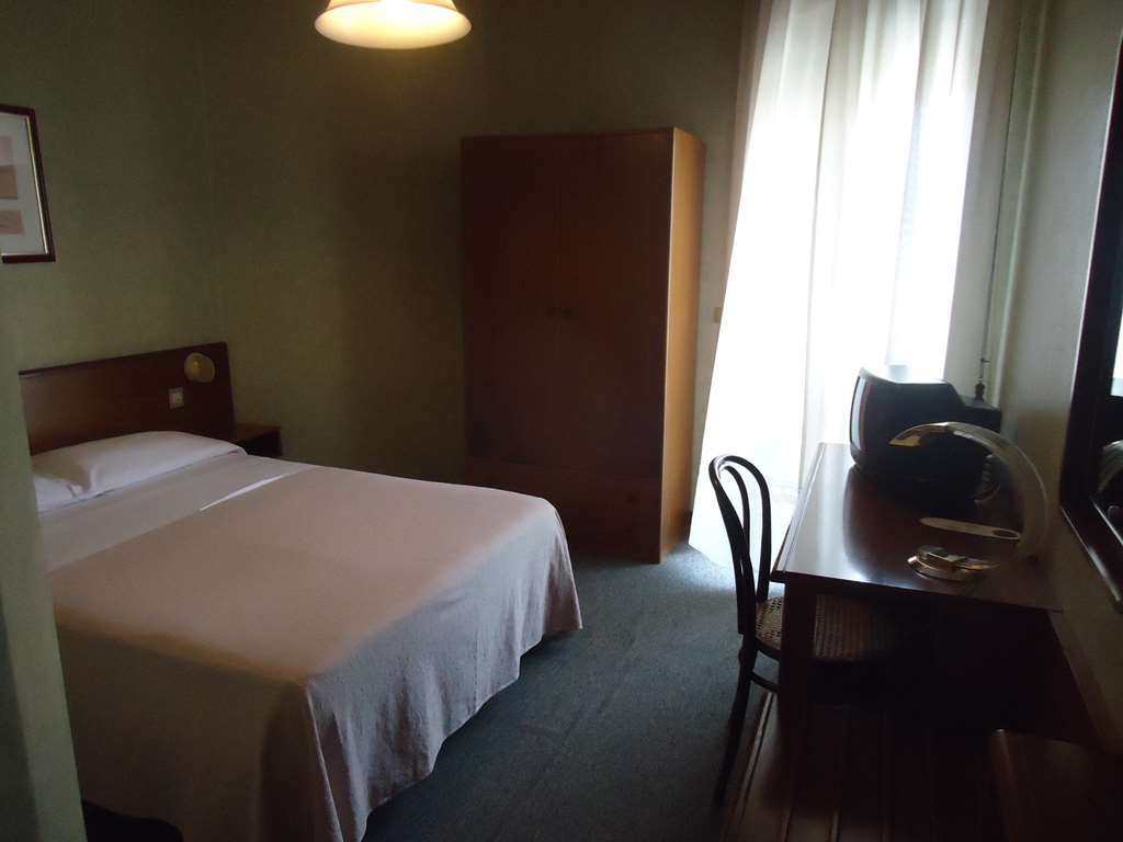 Hotel De La Ville Central Латина Стая снимка