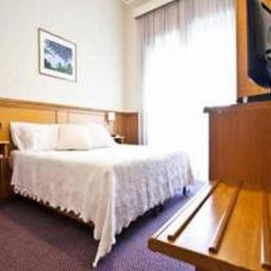 Hotel De La Ville Central Латина Екстериор снимка