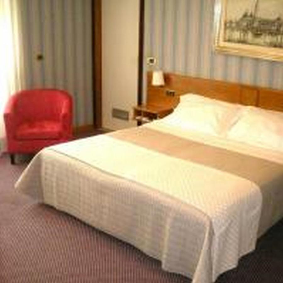 Hotel De La Ville Central Латина Екстериор снимка