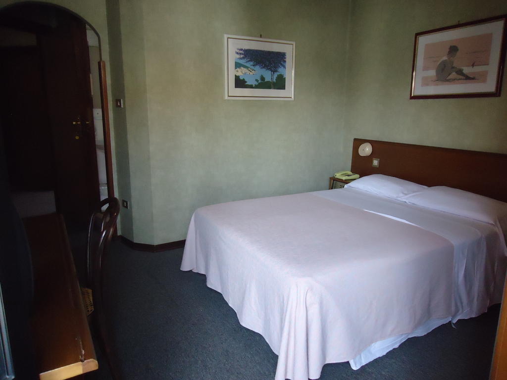 Hotel De La Ville Central Латина Екстериор снимка