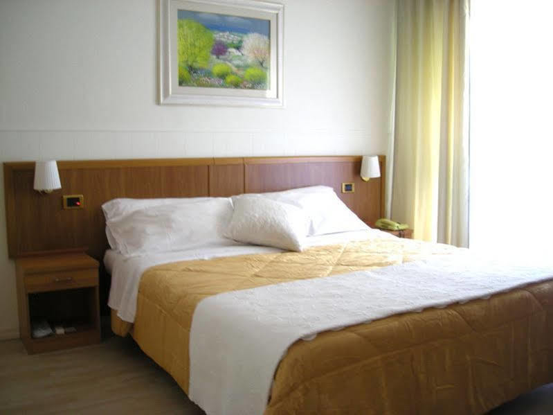 Hotel De La Ville Central Латина Екстериор снимка