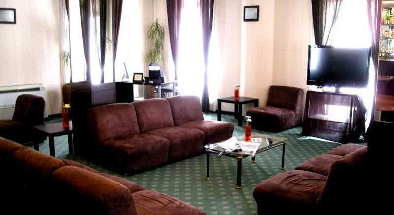 Hotel De La Ville Central Латина Екстериор снимка